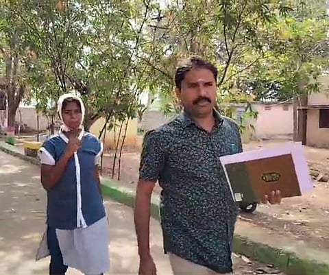 விபத்தில் சிக்கிய மாணவி கார்த்திகாஸ்ரீ.