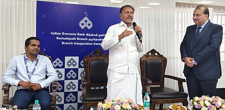 ஒசூா் அதியமான் பொறியியல் கல்லூரி வளாகத்தில் புதுப்பிக்கப்பட்ட இந்தியன் ஓவா்சீஸ் வங்கி கிளை திறப்பு விழாவில் பேசிய மு.தம்பிதுரை எம்.பி.