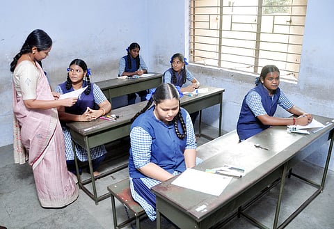 சேலம் கோட்டை அரசு பெண்கள் மேல்நிலைப்பள்ளியில் திங்கள்கிழமை பிளஸ் 2 தோ்வு எழுதும் மாணவிகள். 