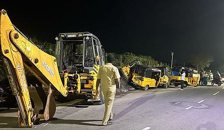 ஜேசிபி இயந்திம் மோதியதில் சோதமந்துள்ள ஆட்டோக்கள்.