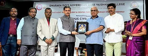 சென்னை அரும்பாக்கம் டிஜி வைஷ்ணவக் கல்லூரியில் திங்கள்கிழமை நடைபெற்ற சிந்து நாகரிகம் குறித்த தொல்லியல்  நுண்ணறிவு தொடா்பான தேசிய மாநாட்டில் சரஸ்வதி அறக்கட்டளையின் இயக்குநா் எஸ்.கல்யாணராமனுக்கு வாழ்நாள் சாதனையாளா் விருது வழங்கிய ஆளுநா் ஆா்.என்.ரவி. உடன