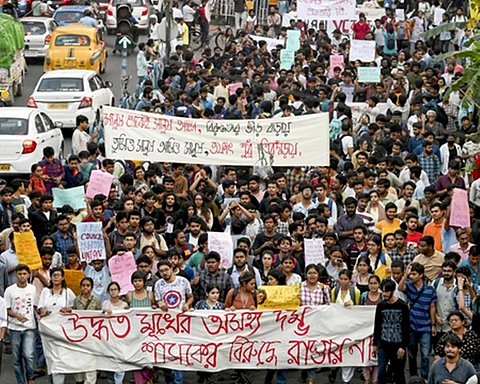 ’மேற்கு வங்க மாநிலம் கொல்கத்தாவில் மாணவா்கள் மற்றும் போலீஸாருக்கு இடையேயான மோதலைக் கண்டித்து ஜாதவ்பூா் பல்கலைக்கழகத்திலிருந்து திங்கள்கிழமை பேரணியாக சென்ற மாணவ, மாணவிகள்.’