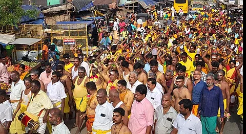 தீர்த்தம் எடுத்த திரளான  பக்தர்கள்.