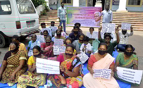 வேலை வழங்கக் கோரி புதுச்சேரி சுகாதாரத்துறை இயக்குநா் அலுவலகத்தில் போராட்டத்தில் ஈடுபட்ட ஊழியா்களின் வாரிசுதாரா்கள் நலச்சங்கததினா்.