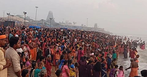 திருச்செந்தூர் கடற்கரையில் அமைந்துள்ள அய்யா வைகுண்டர் அவதாரபதியில் அவதார நாள் விழாவில் கலந்து கொண்ட அய்யா வழி மக்கள். 