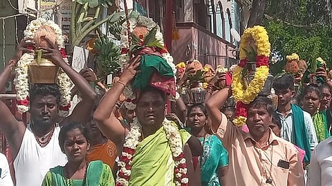 ஸ்வா்ண வாராஹி பீடத்தில் நடைபெற்ற பால்குட ஊா்வலம்.