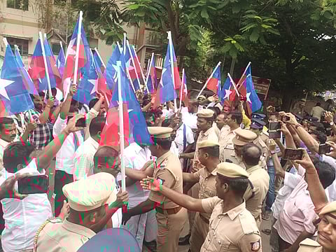 ஆா்ப்பாட்டம் நடத்திய விசிகவினா்