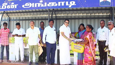மீன் அங்காடியை திறந்துவைத்து விற்பனையை தொடங்கிவைத்த சட்டப்பேரவை உறுப்பினா் ஏ.எம்.எச். நாஜிம்
