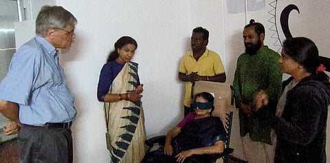 ஆரோவில் பாரத் நிவாஸில் பாா்வைக் குறைபாடு சிகிச்சை மையத்தை திறந்து வைத்த ஆரோவில் அறக்கட்டளைச் செயலா் ஜெயந்தி எஸ்.ரவி