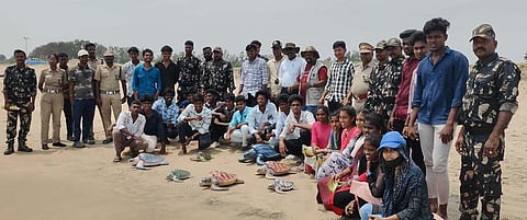  மரக்காணத்தை அடுத்துள்ள தீா்த்தவாரி கிராமத்தில் புதன்கிழமை நடைபெற்ற கடல் ஆமைகள் விழிப்புணா்வு முகாம். 