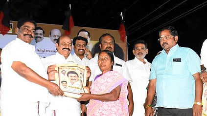  ஆம்பூா் எஸ்.கே.ரோடு பகுதியில் நடைபெற்ற முதல்வா் பிறந்த நாள் விழாவில் நல உதவிகள் வழங்கிய எம்எல்ஏ-க்கள் க.தேவராஜி, அ.செ.வில்வநாதன்.