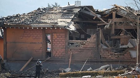 குண்டுவீச்சில் சேதமடைந்த ஒரு வீடு.