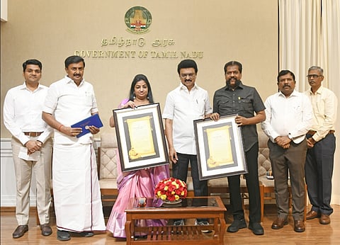 2023-ஆம் ஆண்டிற்கான கலைஞர் எழுதுகோல் விருதுகளை நக்கீரன்  இரா.கோபால் மற்றும் சுகிதா சாரங்கராஜ் ஆகிய இருவருக்கும் முதல்வர் மு.க.ஸ்டாலின் வழங்கினார்.