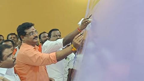 தஞ்சாவூா் தொல்காப்பியா் சதுக்கம் பகுதியில் தேசிய கல்விக் கொள்கைக்கு ஆதரவான கையொப்ப இயக்கத்தைக் கையொப்பமிட்டு தொடங்கி வைத்த பாஜக மாநிலப் பொதுச் செயலா் கருப்பு எம். முருகானந்தம்.