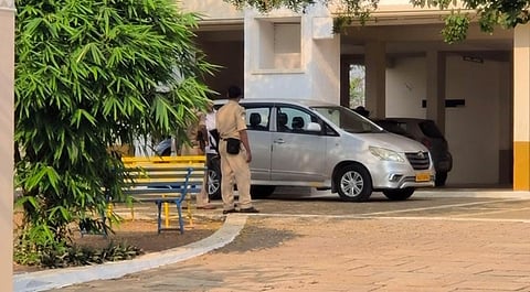 கோதை நகரில் அமலாக்கத்துறையினர் சோதனை நடத்தி வரும்    . சக்தி மெஸ் சக்திவேல் வீடு. 