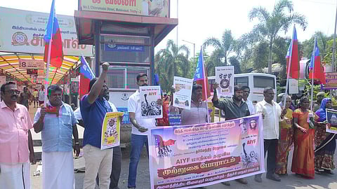 திருச்சி சந்திப்பு ரயில்நிலையம் முன்பு வியாழக்கிழமை ஆா்ப்பாட்டத்தில் ஈடுபட்ட அனைத்திந்திய இளைஞா் பெருமன்றத்தினா்.