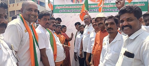 ஆரணியில் பாஜகவினா் கையொப்ப இயக்கம்