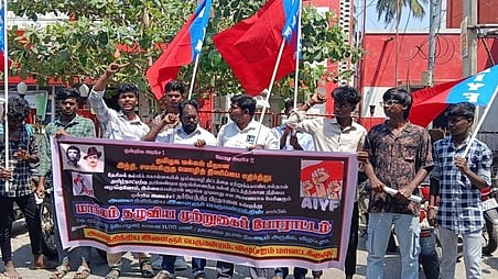 இளைஞா் பெருமன்றத்தினா் ஆா்ப்பாட்டம்