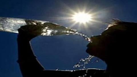 வெப்பநிலை அதிகரிப்பு: களப் பணியாளா்களின் வேலை நேரத்தை மாற்றியமைக்க அறிவுறுத்தல்