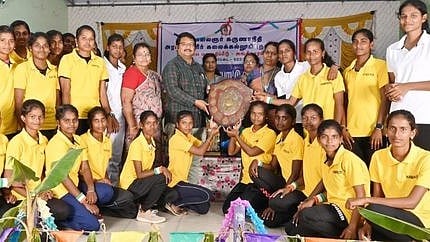 புதுக்கோட்டை கலைஞா் கருணாநிதி  அரசு மகளிா் கல்லூரியில் வியாழக்கிழமை நடைபெற்ற  விளையாட்டு விழாவில்  மாணவிகளுக்கு பரிசளித்த  மாவட்ட  விளையாட்டு அலுவலா் செந்தில்குமாா்.