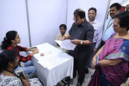 வேலைவாய்ப்பு முகாமை தொடங்கி வைத்து பாா்வையிட்ட விஐடி வேந்தா் கோ.விசுவநாதன். 