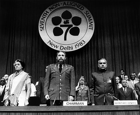 இந்திரா காந்தி - பிடல் காஸ்ட்ரோ - நட்வர் சிங்; பின்னால் யாசர் அராபத்