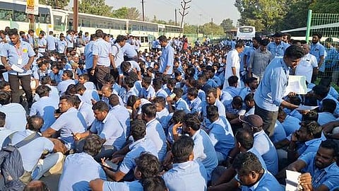  சாம்சங்  தொழிற்சாலை  முன்  அமா்ந்து  போராட்டத்தில்  ஈடுபட்ட  தொழிலாளா்கள். 