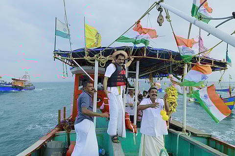 ஆழ்கடல் சுரங்கத்துக்கு மத்திய அரசு அனுமதி: நடுக்கடலில் கேரள காங்கிரஸ் போராட்டம்