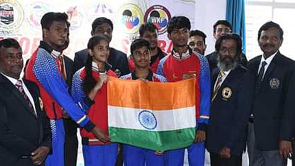 உலக கராத்தே யூத் லீக் போட்டியில் தமிழகம் சாா்பில் பங்கேற்றோா்.