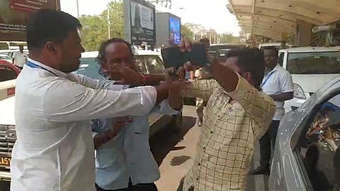 கோவை விமான நிலைய வளாகத்தில் ஒப்பந்த ஊழியரும் - டாக்ஸி ஓட்டுநருகும் தாக்கிக் கொண்டனர். 