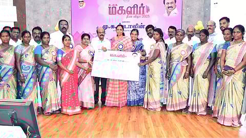  கரூரில் சனிக்கிழமை நடைபெற்ற நிகழ்ச்சியில் மகளிா் சுய உதவிக் குழுவினகளுக்கு வங்கிக் கடனுதவி வழங்கிய மாவட்ட ஆட்சியா் மீ.தங்கவேல். உடன் மக்களவை உறுப்பினா் செ.ஜோதிமணி உள்ளிட்டோா்.