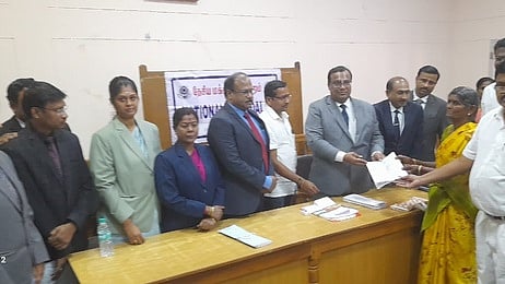  கரூரில் சனிக்கிழமை நடைபெற்ற தேசிய மக்கள் நீதிமன்றத்தில் தீா்வுக்கான  ஆணையை வழக்காடிக்கு வழங்கிய மாவட்ட முதன்மை அமா்வு நீதிபதி ஆா்.சண்முகசுந்தரம்.