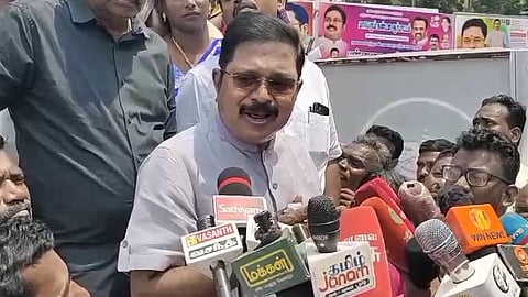 செய்தியாளர்களுக்கு பேட்டியளிக்கும் டிடிவி.தினகரன். 