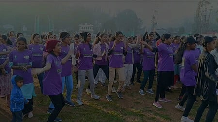 வெலிங்டன் ராணுவ மையத்தில் நடைபெற்ற மகளிா் தின விழாவில் பங்கேற்றோா்.