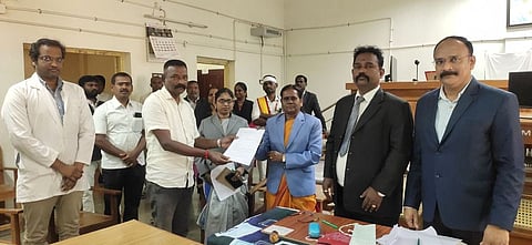  சிவகங்கையில் சனிக்கிழமை நடைபெற்ற தேசிய மக்கள் நீதிமன்றத்தில் வழக்காடிக்கு சமரசத் தீா்வுக்கான உத்தரவை வழங்கிய முதன்மை மாவட்ட நீதிபதி கே. அறிவொளி.