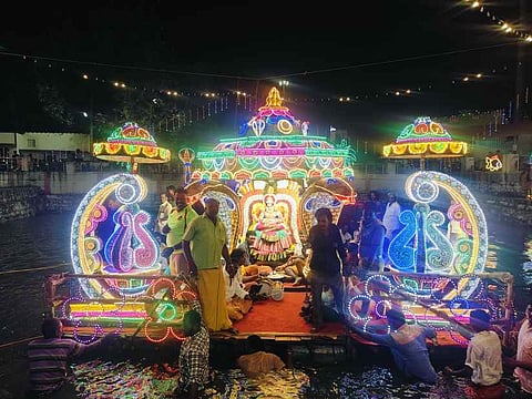 மேல்மலையனூா் அங்காளம்மன் கோயிலில் வெள்ளிக்கிழமை நடைபெற்ற தெப்பல் உற்சவம்.