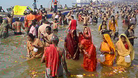 பிரயாக் மகாகும்பமேளாவை முன்னிட்டு திரிவேணி சங்கமத்தில் புனித நீராடிய பக்தா்கள் .