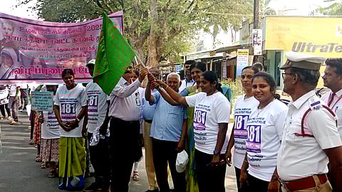  மகளிா் தின விழிப்புணா்வுப் பேரணியைத் தொடங்கிவைக்கும் பரமத்தி காவல் ஆய்வாளா் இந்திராணி.