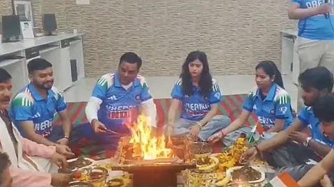 யாக பூஜையில் ரசிகர்கள்