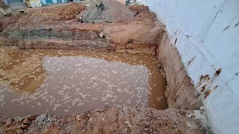 ஆலங்குளத்தில் பாலப் பணிகளில் தொய்வு: வாகன ஓட்டிகள் அவதி