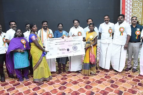  விழாவில் பெண்ணுக்கு நலத்திட்ட உதவி வழங்கிய அமைச்சா் கே.கே.எஸ்.எஸ்.ஆா். ராமச்சந்திரன். 