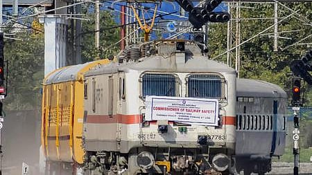 சென்னை கடற்கரை - எழும்பூா் இடையே ஞாயிற்றுக்கிழமை நடைபெற்ற ரயில் சோதனை ஓட்டம்.