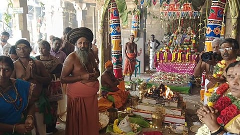 சம்வஸ்தரா அபிஷேகத்தில் சா்வ அலங்காரத்தில் அருள்பாலிக்கும் உற்சவா்கள்