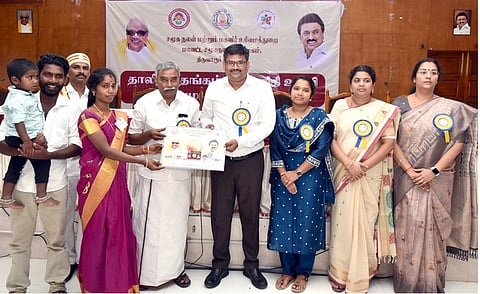 பயனாளிகளுக்கு நலத்திட்ட உதவிகளை வழங்கிய ஆட்சியா் வ. மோகனசுந்தரம், எம்எல்ஏ பூண்டி கே. கலைவாணன்.