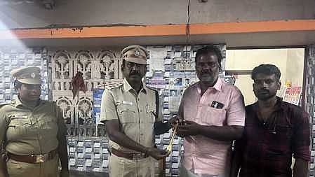 சாலையில் கிடந்த தங்கச் சங்கிலியை மீட்டு காவல் நிலையத்தில் ஒப்படைத்தவா்களுக்கு பாராட்டு தெரிவித்த முதுகுளத்தூா் காவல் துணைக் கண்காணிப்பாளா் சண்முகம், ஆய்வாளா் ஜான்சிராணி உள்ளிட்டோா்