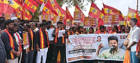 தவெகவினா் ஆா்ப்பாட்டத்தில் ஈடுபட்டனா்
