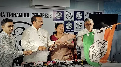 ஹால்டியா தொகுதி பாஜக எம்எல்ஏ தாபஸி மோண்டல், ஆளும் திரிணமூல் காங்கிரஸில் திங்கள்கிழமை இணைந்தாா்.