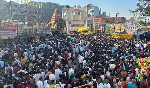  வள்ளிமலை சுப்பிரமணிய சுவாமி திருக்கோயில் தேரை வடம் பிடித்து இழுத்து வந்த பக்தா்கள்.