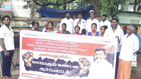 ஆா்ப்பாட்டத்தில் ஈடுபட்ட தமிழ்நாடு குடியரசுக் கட்சியினா்