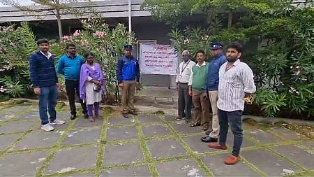 அனுமதியில்லாமல் கட்டப்பட்ட  சொகுசு விடுதிக்கு சீல் வைத்த உபதலை ஊராட்சி அலுவலா்கள்